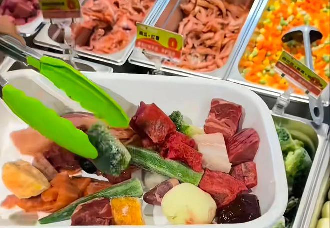辣烫25一斤全是真肉上海狗有福了！ky开元棋牌破防了！上海惊现狗狗麻(图7)